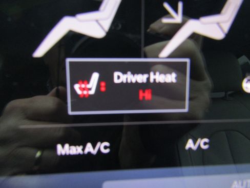 Used 2021 Chrysler Pacifica Limited w/ Uconnect Theater Family Group image 33