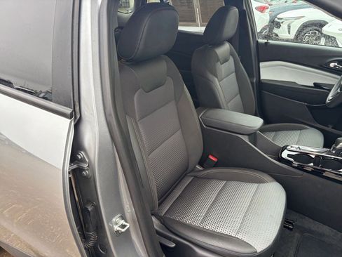 Used 2025 Chevrolet Trax LT image 34