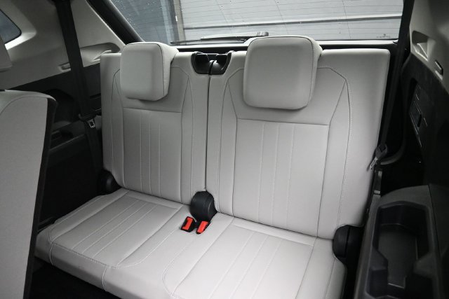 Used 2023 Volkswagen Tiguan SE w/ Panoramic Sunroof Package FWD image 31