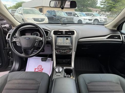 Used 2018 Ford Fusion SE w/ Fusion SE Technology Package FWD image 2