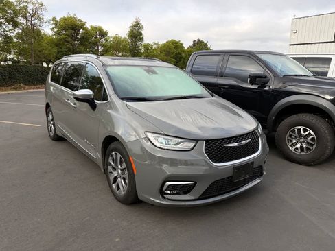 Used 2023 Chrysler Pacifica Pinnacle FWD image 2