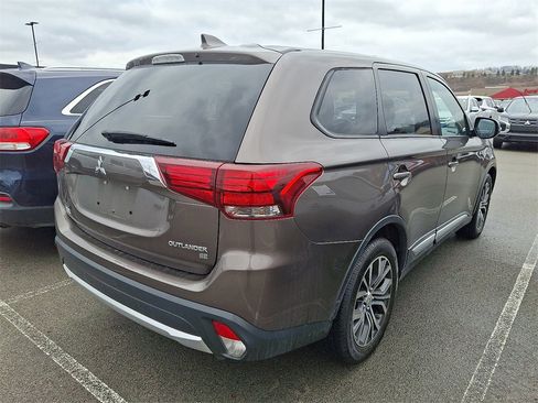 Used 2017 Mitsubishi Outlander SE image 4