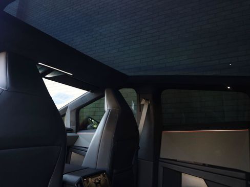 Used 2025 Tesla Cybertruck AWD Crew Cab image 23