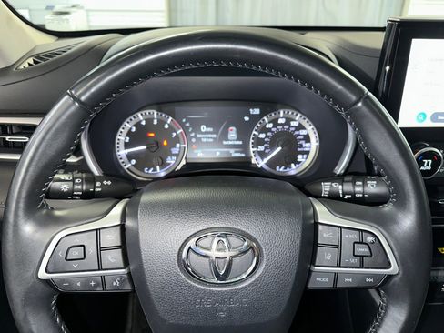 Used 2023 Toyota Highlander XLE image 10
