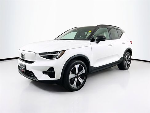 Used 2023 Volvo XC40 Recharge Core image 3