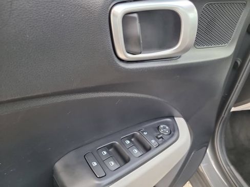 Used 2025 Hyundai Venue SEL FWD image 16