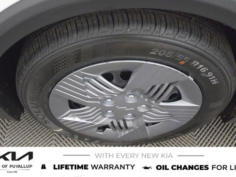 New 2025 Kia K4 LX image 21