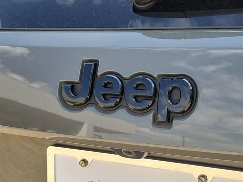 Used 2021 Jeep Grand Cherokee Laredo X AWD/4WD image 30