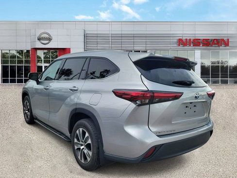 Used 2022 Toyota Highlander XLE AWD/4WD image 7