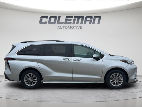 Used 2024 Toyota Sienna XLE image 4
