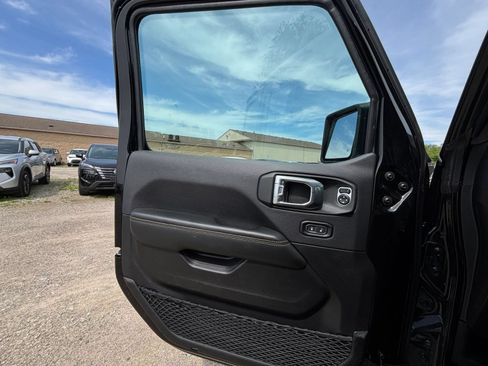 Used 2025 Jeep Wrangler Unlimited Sahara AWD/4WD image 18
