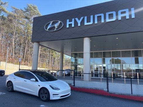 Used 2021 Tesla Model 3 Standard Range Plus image 1