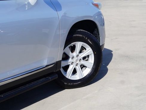 Used 2013 Toyota Highlander Plus FWD image 9