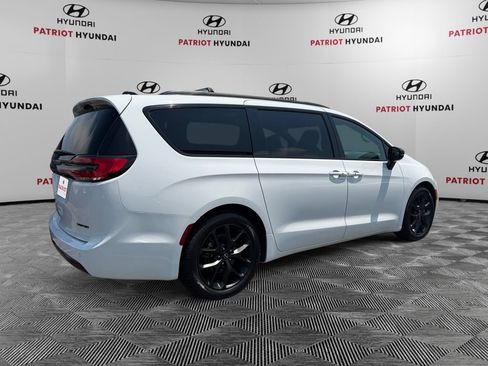 Used 2025 Chrysler Pacifica Limited FWD image 3