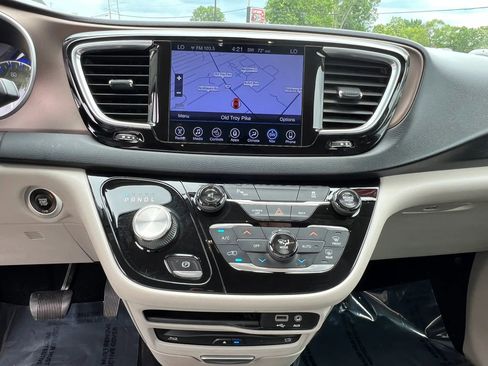 Used 2017 Chrysler Pacifica Touring-L Plus FWD image 13