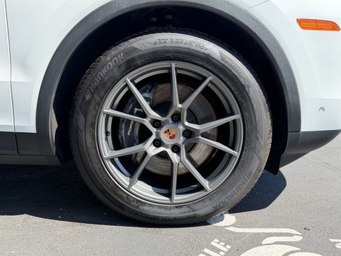 Certified 2025 Porsche Cayenne AWD/4WD image 8