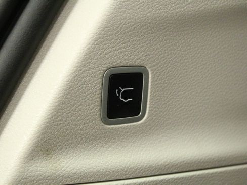 Used 2023 Chrysler Pacifica Touring-L FWD image 17