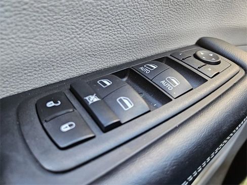 Used 2023 Chrysler Pacifica Touring-L image 30