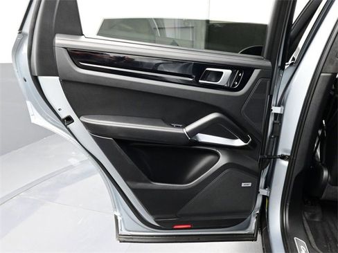 Used 2020 Porsche Cayenne Turbo image 8