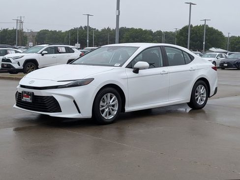 Used 2025 Toyota Camry LE FWD image 9
