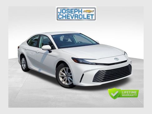 Used 2025 Toyota Camry LE FWD image 1