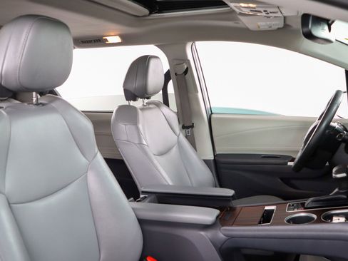 Used 2022 Toyota Sienna XLE image 28