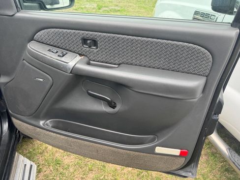 Used 2003 Chevrolet Avalanche 4x4 w/ Suspension Package, Off-Road image 16