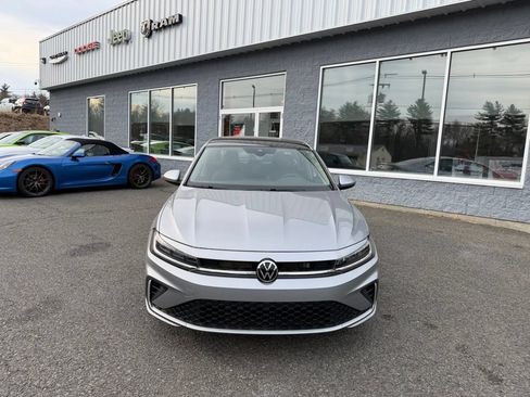 Used 2025 Volkswagen Jetta SE w/ Sunroof Package FWD image 9