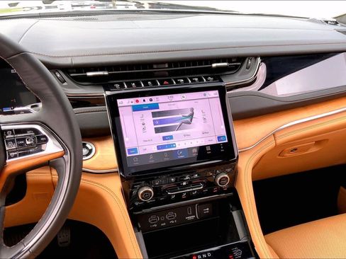 Used 2025 Jeep Grand Cherokee Summit image 7