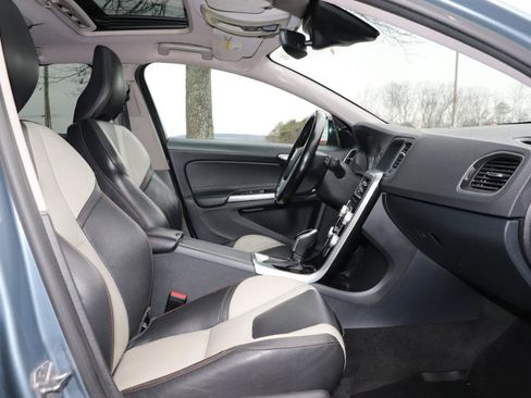 Used 2017 Volvo V60 T5 Cross Country w/ Climate Package image 31