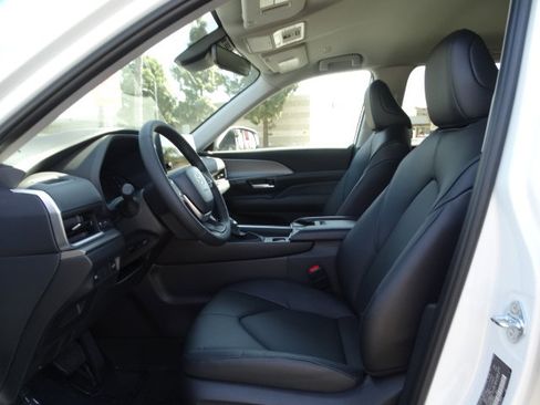 New 2026 Toyota Grand Highlander FWD image 10