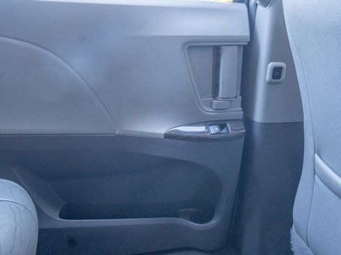 Used 2019 Toyota Sienna AWD image 16