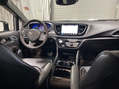 Used 2026 Chrysler Pacifica Limited FWD image 14