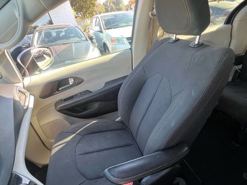 Used 2017 Chrysler Pacifica Touring image 13