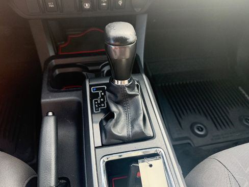 Used 2018 Toyota Tacoma TRD Sport AWD/4WD image 19