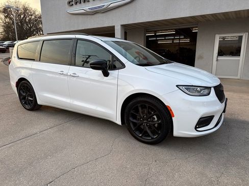 Used 2025 Chrysler Pacifica Limited FWD image 10