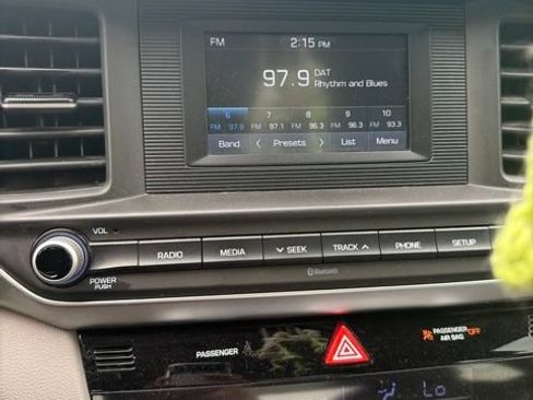 Used 2020 Hyundai Elantra SE FWD image 16