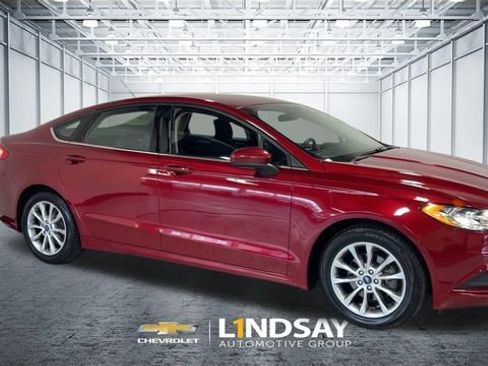 Used 2017 Ford Fusion SE w/ Fusion SE Technology Package image 3