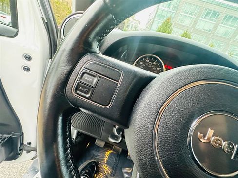 Used 2015 Jeep Wrangler Unlimited Sahara image 5