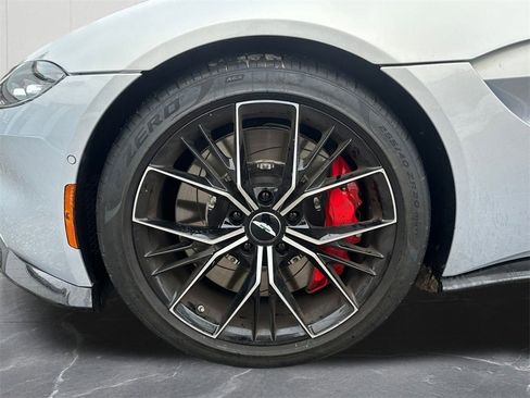 Used 2022 Aston Martin V8 Vantage Roadster image 32