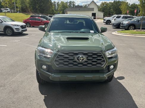 Used 2022 Toyota Tacoma TRD Sport w/ TRD Premium Sport Package AWD/4WD image 3