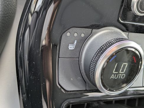 Used 2022 Toyota Highlander XLE FWD image 28
