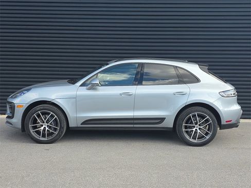 Used 2025 Porsche Macan image 2