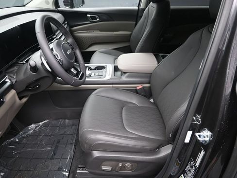 New 2026 Kia Carnival LXS FWD image 13