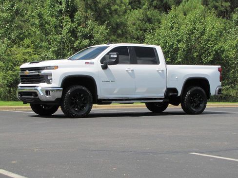 Used 2024 Chevrolet Silverado 2500 LT AWD/4WD image 3