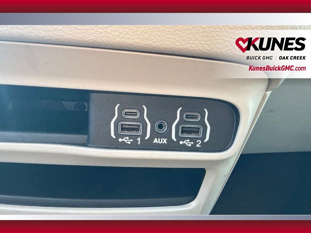 Used 2023 Chrysler Pacifica Touring-L FWD image 30