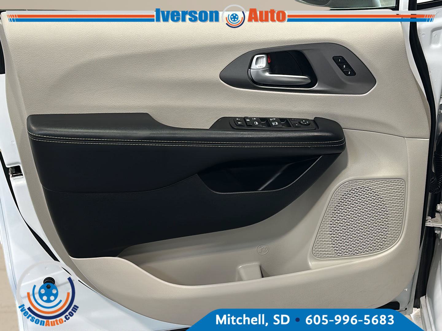 Used 2023 Chrysler Pacifica Touring-L FWD image 13