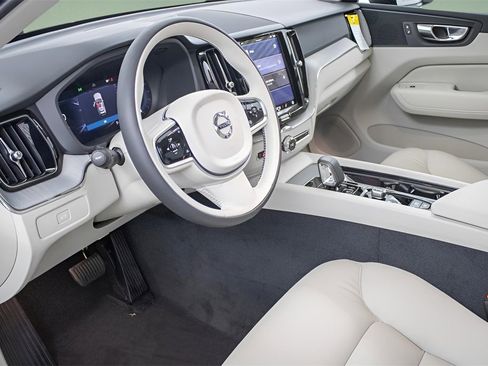 Certified 2025 Volvo XC60 B5 Plus w/ Protection Package Premier image 23