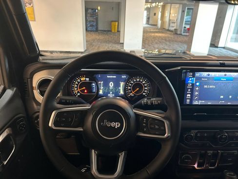 Used 2025 Jeep Wrangler Unlimited Sahara AWD/4WD image 34