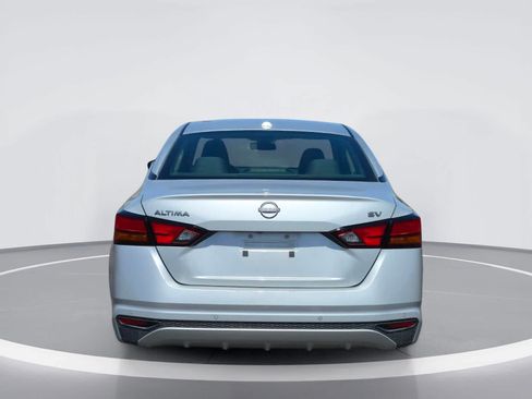 Used 2024 Nissan Altima 2.5 SV FWD image 5